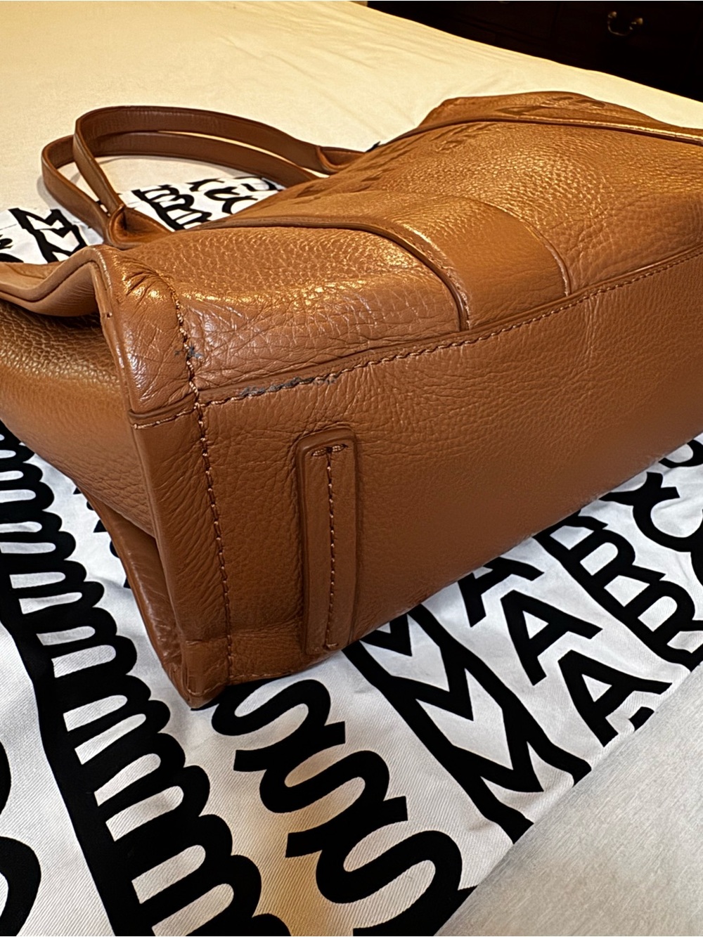 Marc Jacobs The Leather Large Tote Bag (Color: argan oil) - Picture 5 of 13